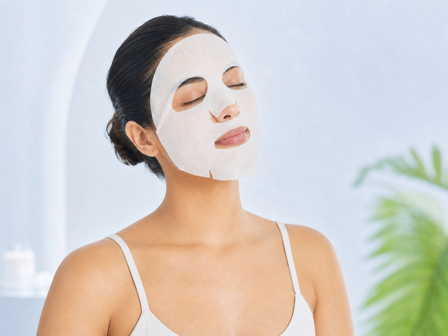 Persona relajándose con una mascarilla facial de tela