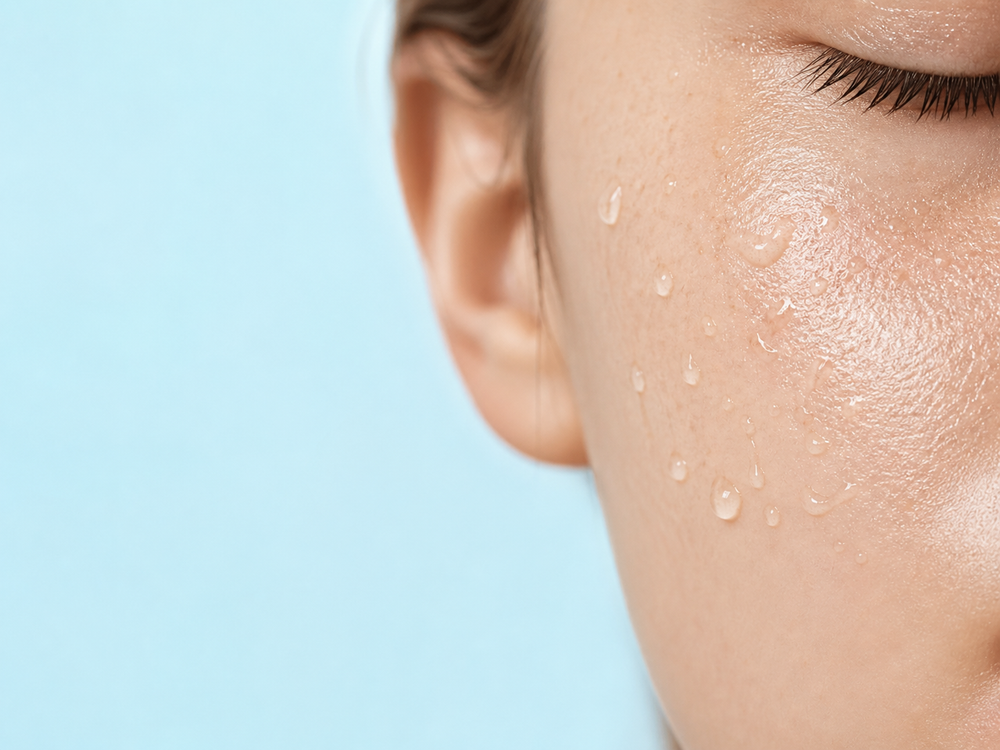 Primer plano de piel hidratada con gotas de agua