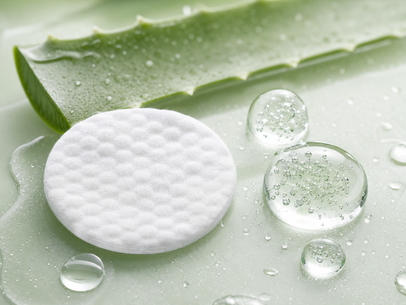 Algodón, gotas micelares y aloe vera