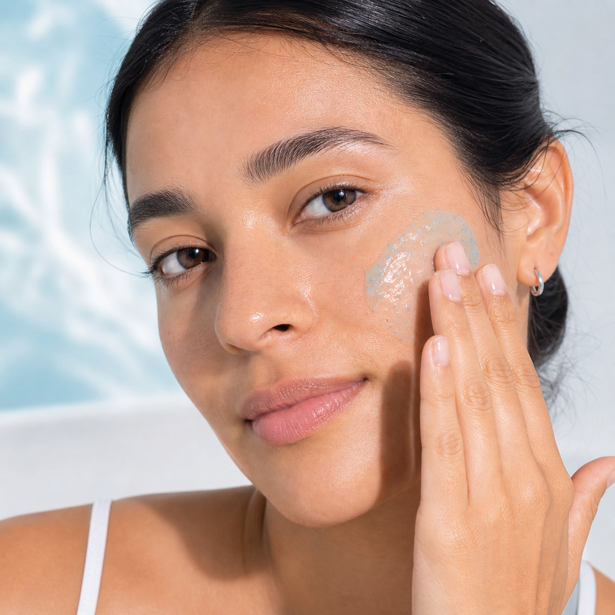 Aplicación del gel exfoliante de ácido hialurónico y vitamina B5