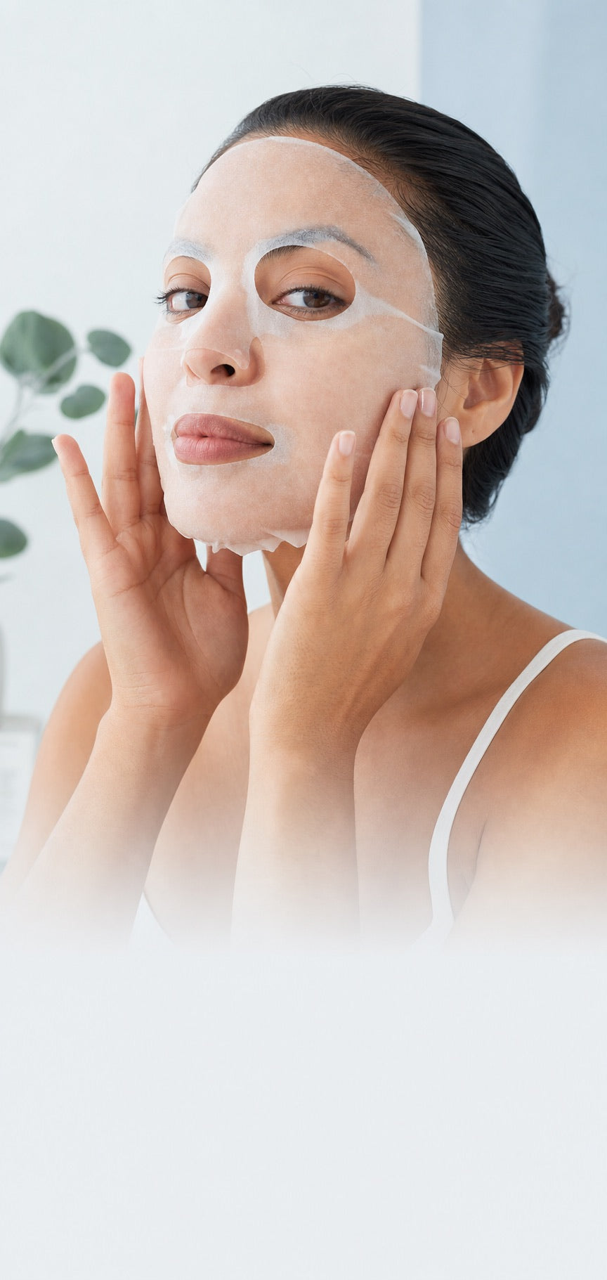 Persona aplicando una mascarilla facial de tela