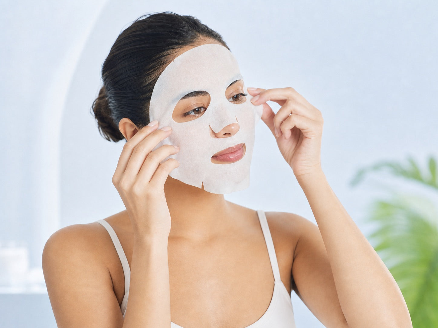 Persona aplicando una mascarilla facial de tela
