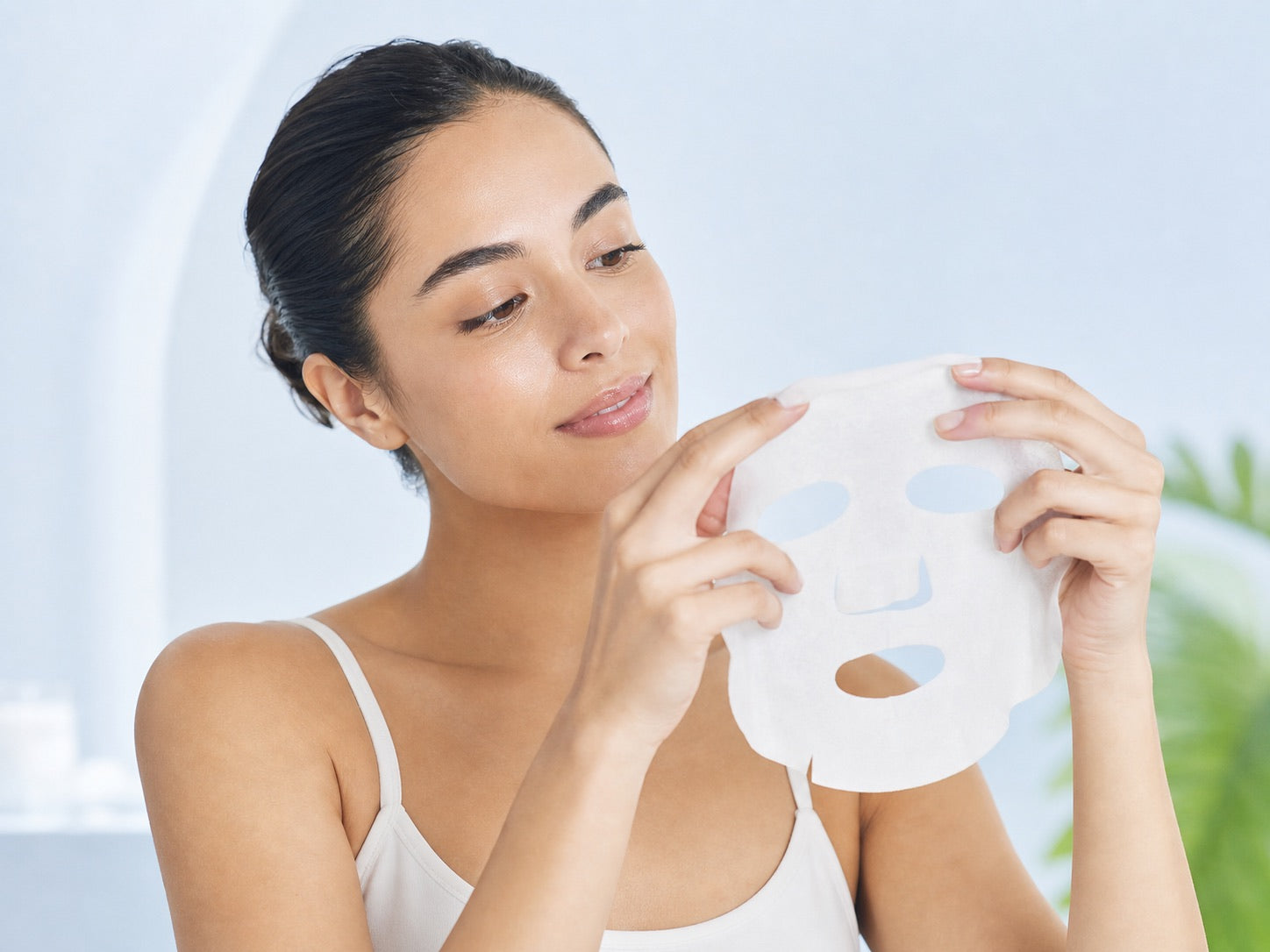 Persona preparando una mascarilla facial de tela